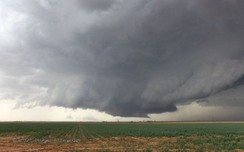 Little Spinup under Large Wall Cloud